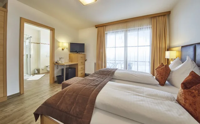 غرفة قياسية ثلاثية بسرير كوين بشرفة مع أريكة في الملحق، Hotel Romerhof 3/5