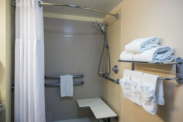 جناح بسرير كوين بغرفة نوم واحدة بمطبخ بحوض استحمام لذوي الإعاقة، Staybridge Suites Wilmington Newark 3/5