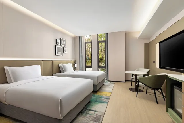 غرفة قياسية بسريرين مزدوجين، Holiday Inn Shanghai Tourism Zone by IHG 1/5