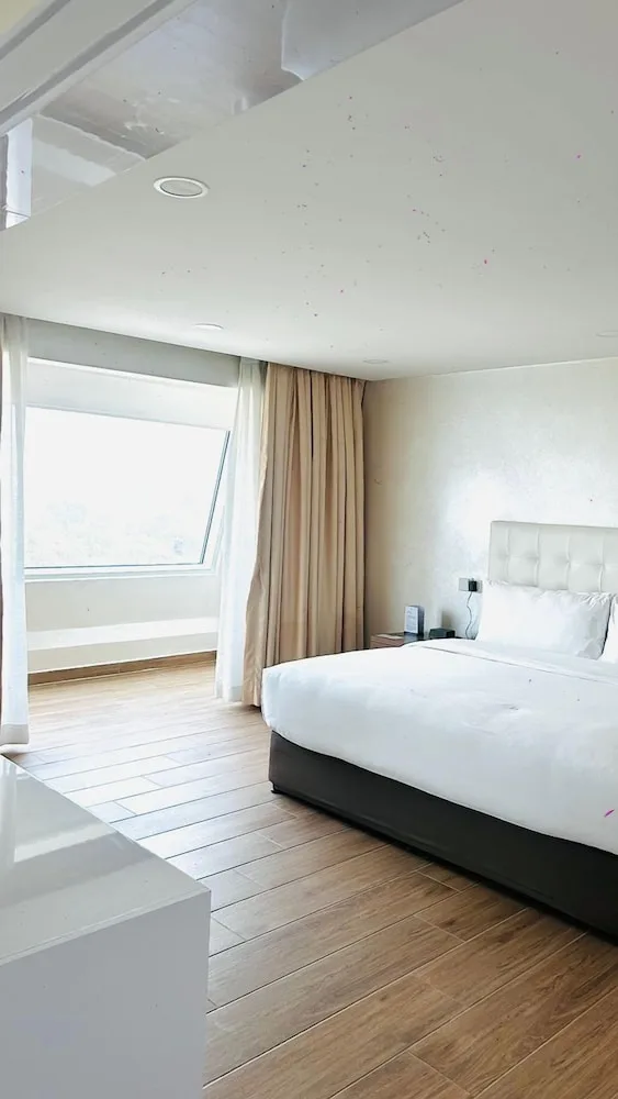 جناح رئاسي بسرير كينج، Abuja Continental Hotel 2/6
