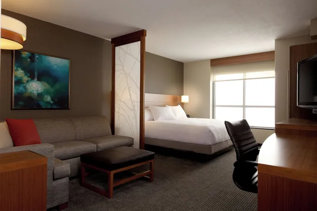 غرفة بسرير كينج مع أريكة لذوي الإعاقة، Hyatt Place Calgary Airport 1/8