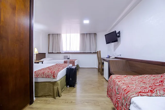 غرفة تنفيذية رباعية بسرير مزدوج وسريرين منفصلين، Hotel Dan Inn Curitiba By Nacional Inn 7/10