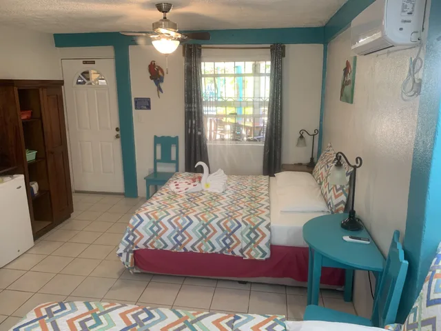 غرفة قياسية بسرير كوين وسريرين منفصلين بإطلالة على الفناء، All Seasons Guest House 8/10