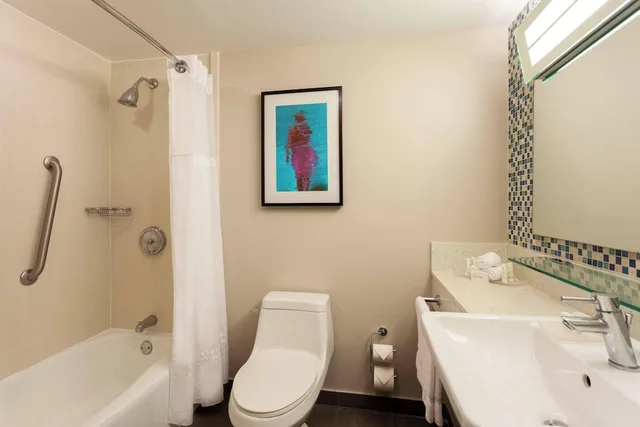 غرفة بسريرين كوين بشرفة بإطلالة جزئية على البحر، Courtyard Isla Verde Beach Resort 3/4