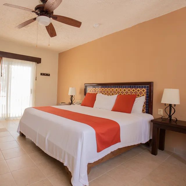 غرفة بسرير كينج بإطلالة على البحر، Petit Lafitte Hotel 2/4