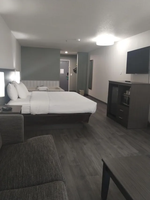 غرفة قياسية بسرير كينج مع أريكة بحوض جاكوزي، Quality Inn & Suites Wilsonville OR 6/10