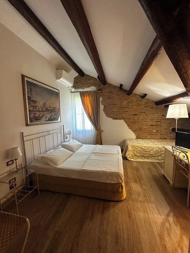 غرفة ثلاثية بسرير مزدوج وسرير فردي، VILLA CASANOVA 1/4