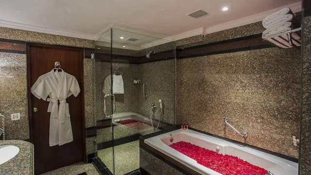 غرفة بريميوم بسرير كينج، TAJ DECCAN 8/10