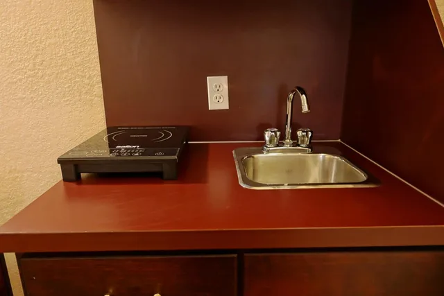 جناح استوديو بسرير كوين، Ramada By Wyndham Lloydminster 10/10