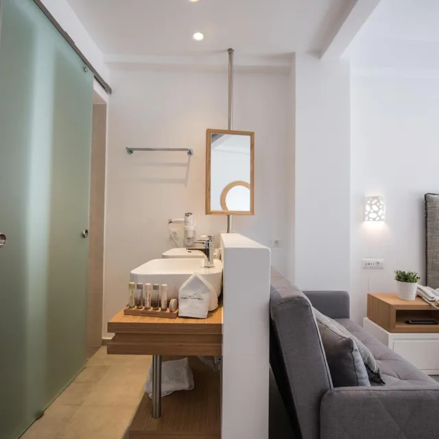 غرفة بريميوم ثلاثية بإطلالة على البحر، Natura Luxury Boutique Hotel Skopelos 9/9