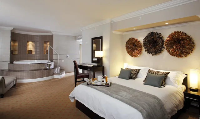 غرفة سوبيريور فاخرة عائلية بسرير كينج مع أريكة، The Cascades Hotel At Sun City Resort 3/4