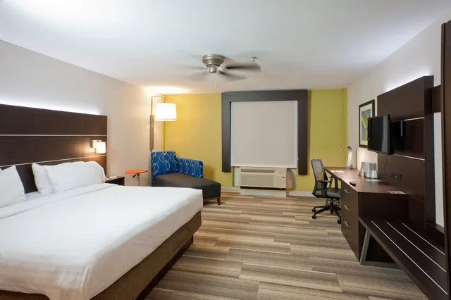 جناح بسرير كينج بمنطقة جلوس، Holiday Inn Express Hotel Suites Scott Lafayette West 1/2