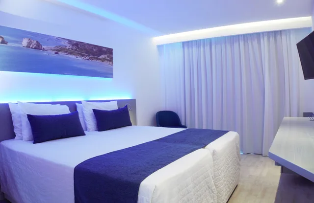 غرفة سوبيريور بسريرين منفصلين بإطلالة جزئية على البحر، Anonymous Beach Hotel - Adults Only 2/4
