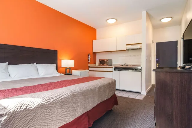 Deluxe, Suite, Multiple Beds, Hot Tub, Motel6 Surrey BC 2/5