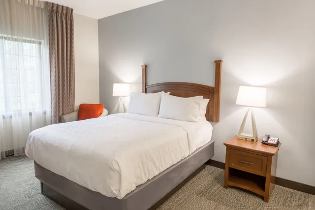 جناح بسرير كينج وسريرين مزدوجين، Staybridge Suites Kansas City-Independence 1/5