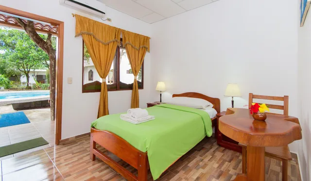 غرفة بثلاثة أسرّة بإطلالة على الحديقة، Twin Lodge Galapagos Hotel 3/10