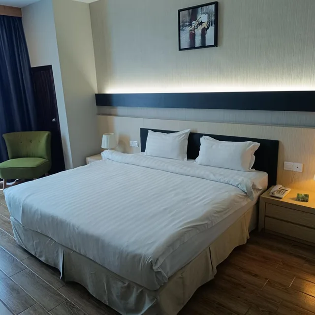 غرفة ديلوكس بسرير كينج، Lintas Platinum Hotel 2/6