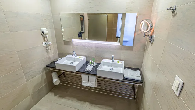 جناح بسرير كينج مع دخول الصالة، Holiday Inn Santo Domingo 6/7
