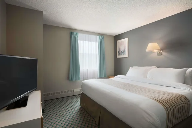 غرفة بسرير كينج، Travelodge by Wyndham Edmonton Airport 1/6