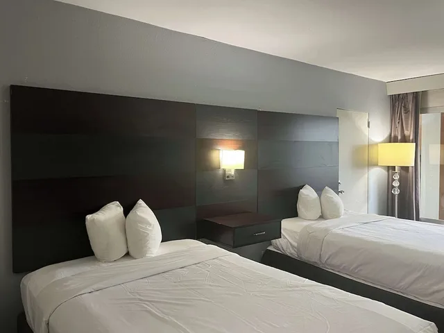 غرفة ديلوكس بسريرين مزدوجين بمطبخ صغير، Motel6 Charlotte, NC – Airport South 2/3