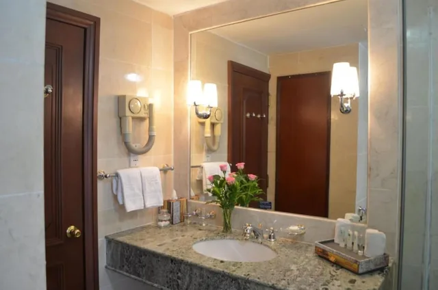 جناح جونيور بسرير كينج بإطلالة على النهر، Cambodiana Hotel 10/10