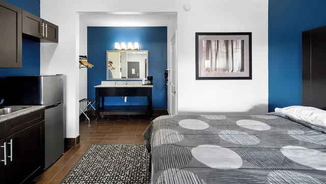 Room, King Bed, Kitchenette, Belmont Inn and Suites 4/8