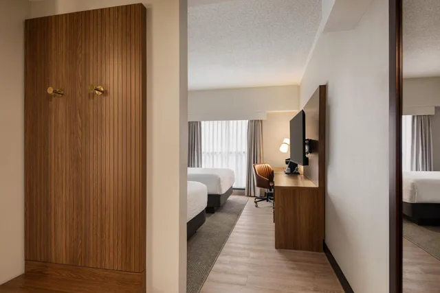غرفة قياسية بسرير كينج وسريرين كوين، HOLIDAY INN HOTEL AND SUITES VANCOUVER DOWNTOWN 8/8