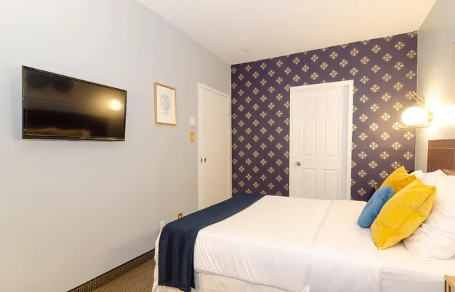 Room, Queen Bed, Hotel Dorion 5/10