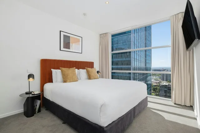 3 Bedrooms, Apartment, Oaks Melbourne on Lonsdale Suites 2/5