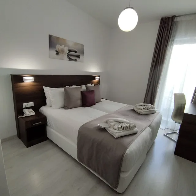 غرفة سوبيريور بسريرين منفصلين مع أريكة، INTERNATIONAL ATENE HOTEL 1/3
