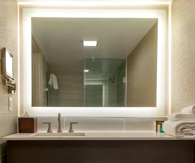 غرفة بريميوم بسرير كينج لذوي الإعاقة، Crowne Plaza Executive Center Baton Rouge, an IHG Hotel 5/6