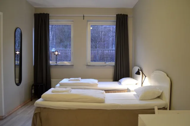 غرفة رباعية بسريرين منفصلين وسرير بطابقين بحمام خاص، Göteborgs Vandrarhem - Hostel 1/5