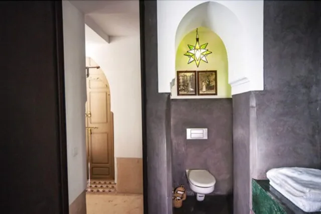 جناح بسرير كوين، Riad Jaaneman 8/9