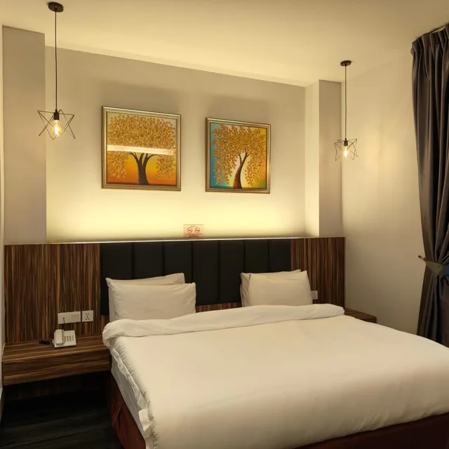 غرفة بسرير كينج بجاكوزي، Asiatic Hotel 1/9