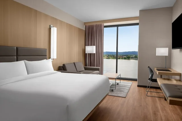 غرفة بسرير كينج بإطلالة على النهر مع أريكة، AC Hotel Vancouver Waterfront 1/3