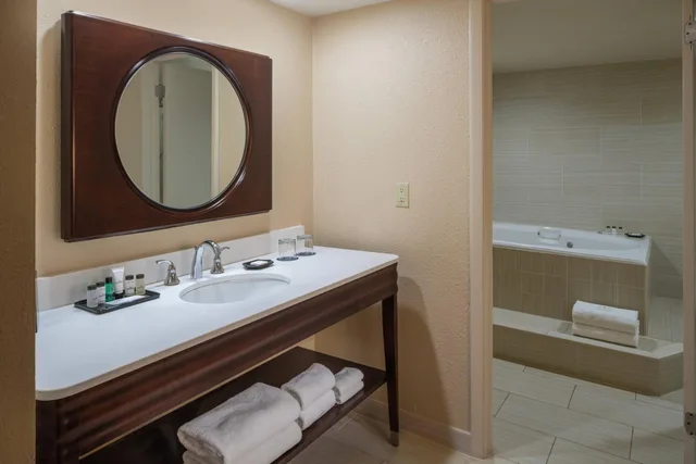 Penthouse Suite, King Bed، Sheraton Tampa Brandon Hotel 2/2