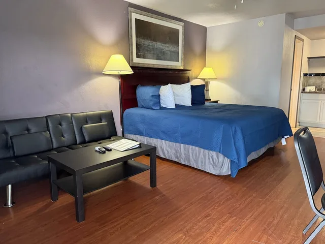 Mini, Studio, King Bed, Kitchen, R Nite Star Inn & Suite 2/5