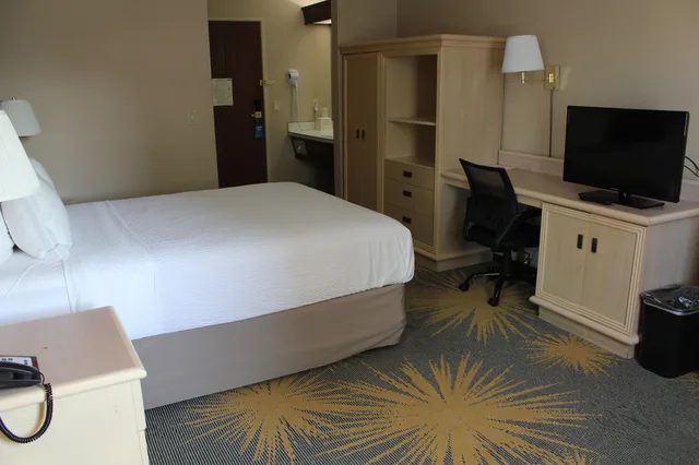 غرفة قياسية بسرير كوين، Days Inn by Wyndham Seatac Airport 3/10