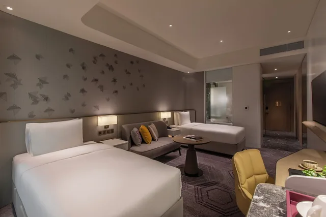 غرفة قياسية بسريرين منفصلين مع دخول صالة النادي، Crowne Plaza Kuala Lumpur City Centre 1/3