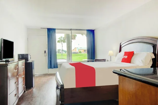 غرفة بسرير كينج، OYO Hotel Dundee By Crystal Lake 6/8