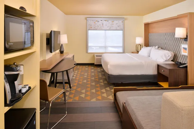 غرفة قياسية بسرير كينج وسريرين منفصلين، Holiday Inn Kansas City Airport 8/9