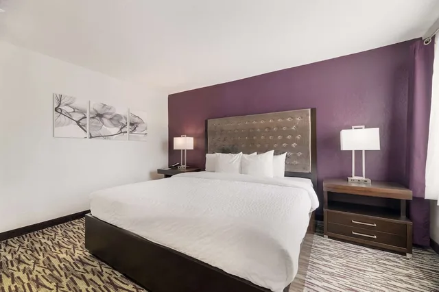 غرفة بسرير كوين لذوي الإعاقة، Clarion Inn & Suites Across From Universal Orlando Resort 10/10