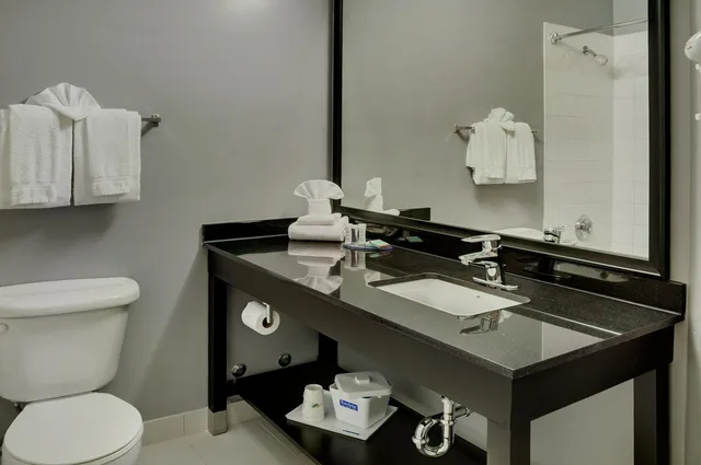 جناح جونيور بسرير كينج وسرير كوين بغرفة نوم واحدة، Travelodge Hotel Sudbury 2/3