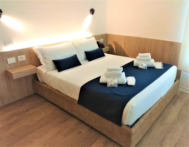 Room, Twin Beds, Accessible, HelloSky Air Rooms & Lounge 2/2