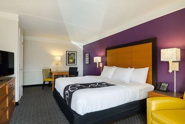 غرفة ديلوكس بسرير كينج، La Quinta Inn by Wyndham Denver Westminster 2/7