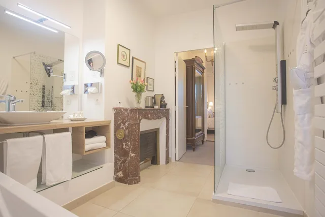 غرفة بريستيج بسرير كينج بإطلالة على الحديقة، Hotel Au Charme Rabelaisien 5/6