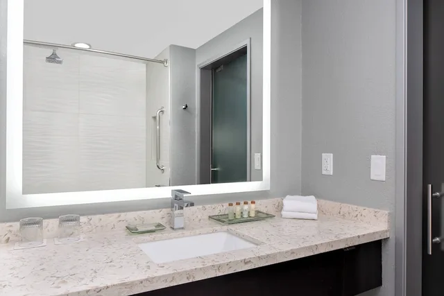 غرفة كلوب بسرير كينج، Renaissance Indianapolis North Hotel 3/3