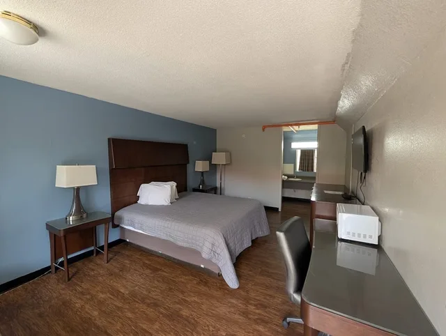 غرفة بسرير كينج بمطبخ صغير، Hotel Cartersville, GA 8/10