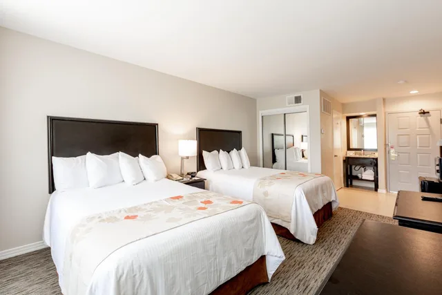 غرفة بسريرين مزدوجين بحوض استحمام لذوي الإعاقة، Craigshire Suites - Arlington 2/4