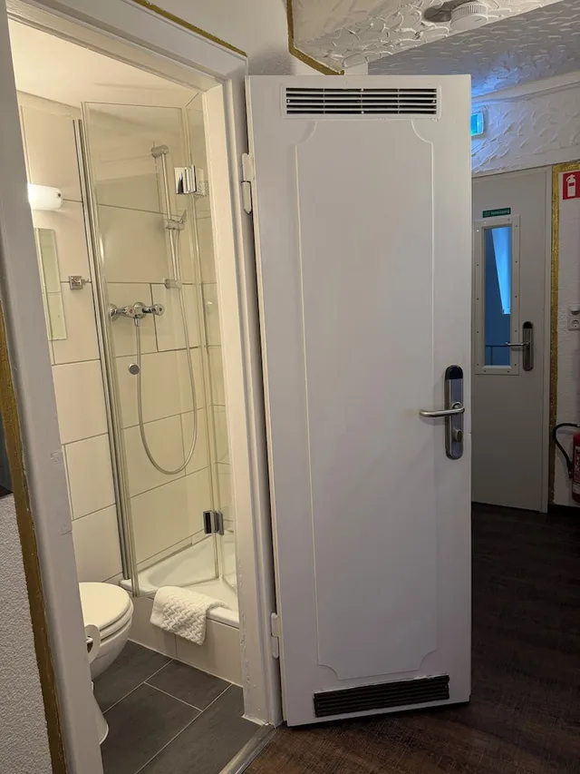 غرفة مفردة بسرير فردي بحمام خاص، Lowenbrau Koln Hotel Restaurant 6/8